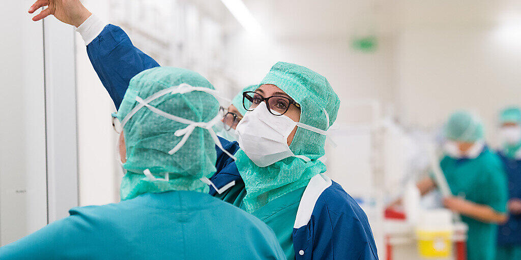 Im Kampf gegen das Coronavirus benötigt das medizinische Personal dringend Schutzausrüstung. Der Bundesrat hat nun die Exporte aus der Schweiz beschränkt. Gleichzeitig startet die einheimische Produktion von Schutzmasken. (Archivbild) Im Kampf gegen das Coronavirus benötigt das medizinische Personal dringend Schutzausrüstung. Der Bundesrat hat nun die Exporte aus der Schweiz beschränkt. Gleichzeitig startet die einheimische Produktion von Schutzmasken. (Archivbild)