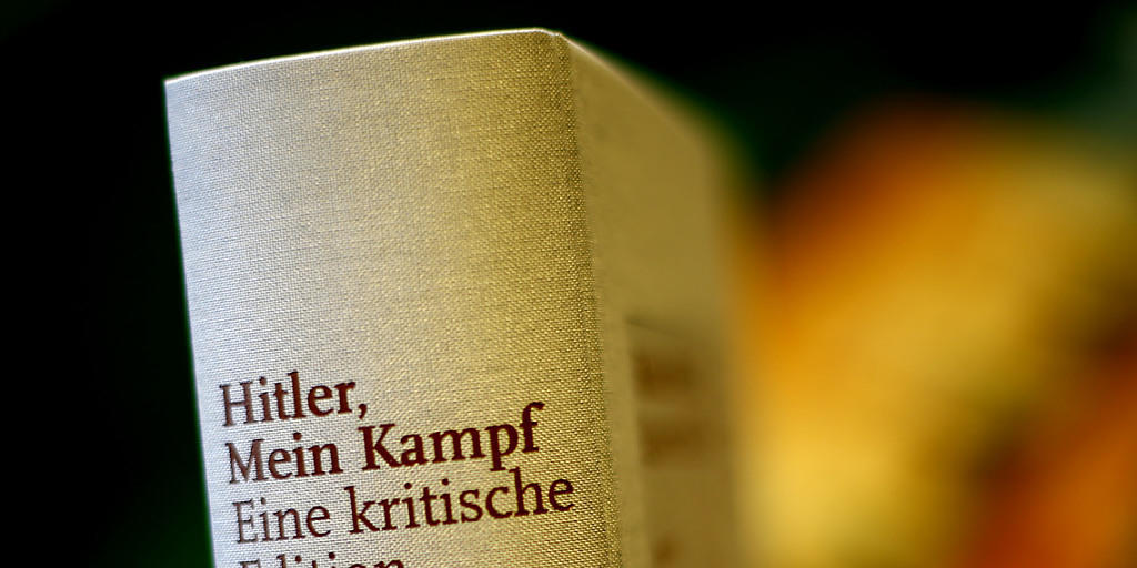 Sowohl die neue, kommentierte Ausgabe (Bild) als auch das Original von Adolf Hitlers Hetzschrift "Mein Kampf" wird von Schweizer Bibliotheken unterschiedlich beurteilt.