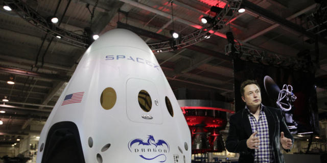 Ein Modell des Raumschiffs der Firma SpaceX (Archiv)
