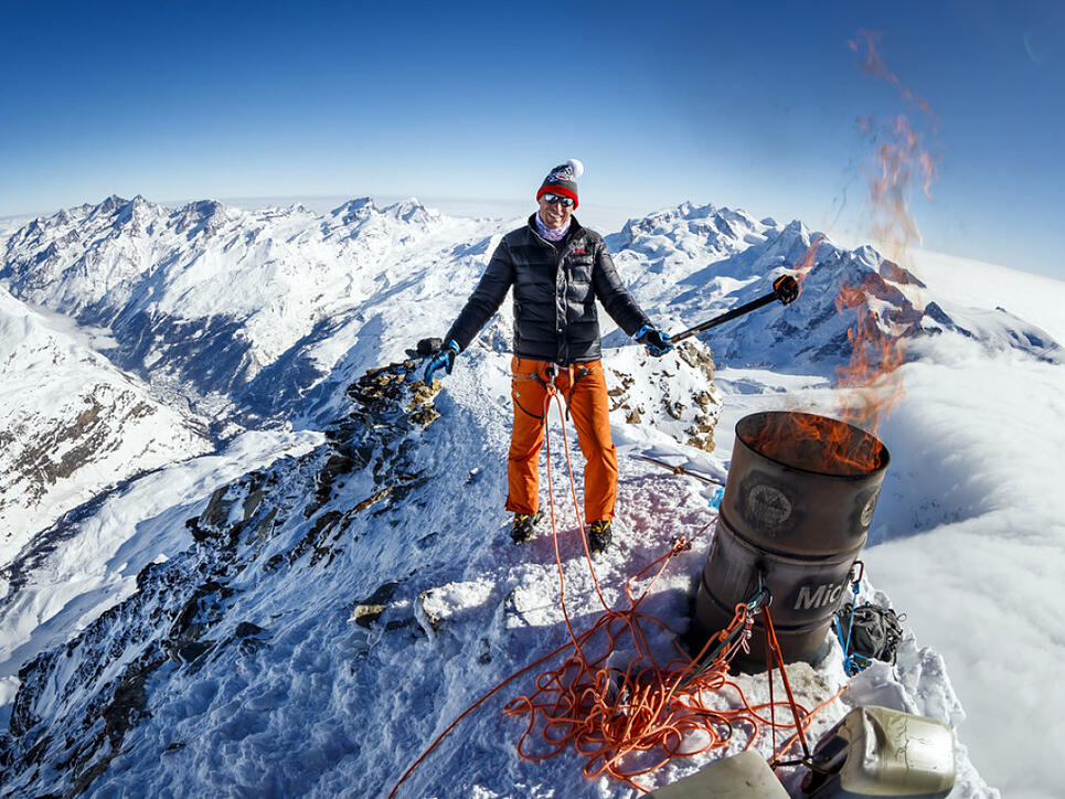 Der frühere Skistar Pirmin Zurbriggen liess sich per Helikopter auf das Matterhorn bringen, um symbolisch das Feuer für die Olympischen Winterspiele zu entzünden. (Archivbild)