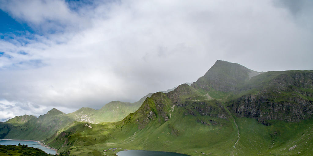 Im Tessiner Cadagno-See (rechts) konnten Forscher nachweisen, dass Bakterien trotz ihrer winzigen Grösse die Wasserschichten durchmischen können. (Archivbild)