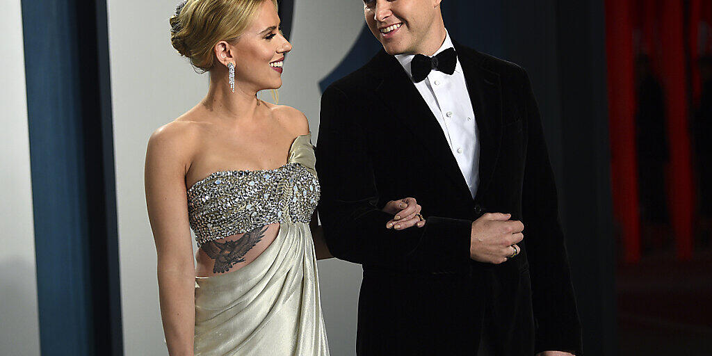 Scarlett Johansson (links) und ihre Freund Colin Jost haben in kleinem Kreis geheiratet. (Archivbild)
