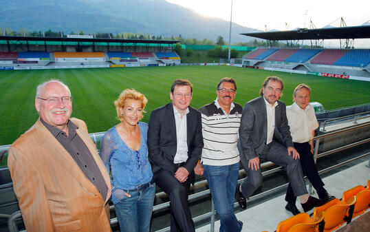 Walter Walser (l.), das gewählte Vorstandsmitglied , aufgenommen am Donnerstag, 29. April 2010, anlässlich der ausserordentlichen Generalversammlung des FC Vaduz im Vaduzer Rheinpark Stadion.