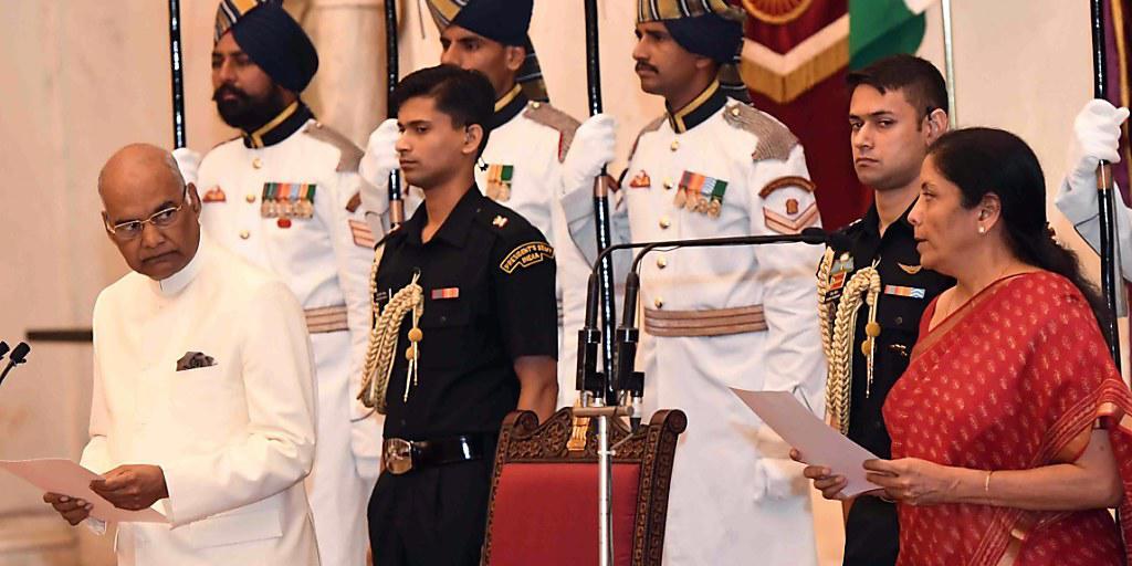 Indien rüstet derzeit militärisch stark auf. Das einflussreiche Ressort liegt nun neu in den Händen von Nirmala Sitharaman (r.) - hier bei ihrer Vereidigung in Anwesenheit von Präsident Ram Nath Kovind (l.).