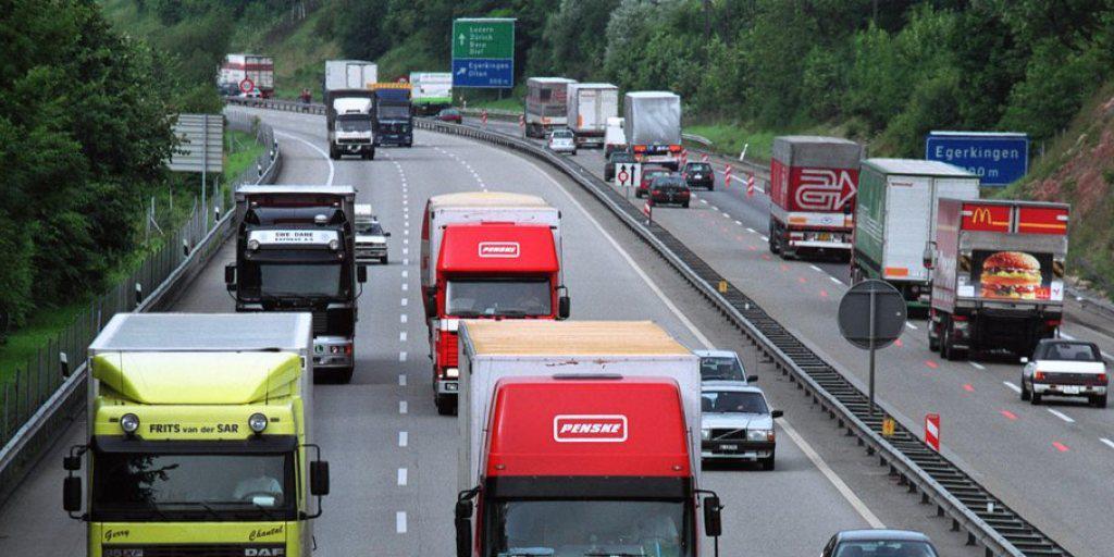 Ende Schneckentempo auf der dritten Überholspur: Fahrzeuge, die nicht mindestens Tempo 100 Fahren können, dürfen diese am nächstem Jahr nicht mehr benutzen. (Archivbild) Ende Schneckentempo auf der dritten Überholspur: Fahrzeuge, die nicht mindestens Tempo 100 Fahren können, dürfen diese am nächstem Jahr nicht mehr benutzen. (Archivbild)