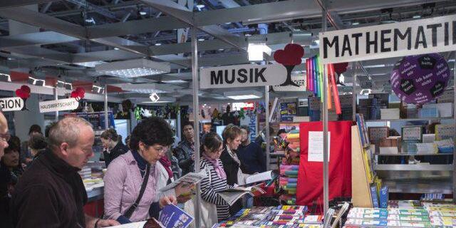 Besucher informieren sich an der Messe über die neusten Lehrmittel Besucher informieren sich an der Messe über die neusten Lehrmittel