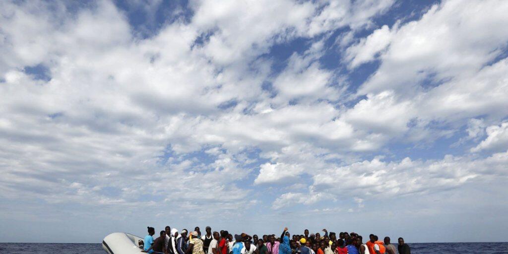 Die Fahrt über das Mittelmeer endet für viele Flüchtlinge mit dem Tod. Hilfswerke fordern deshalb sichere und legale Zugangswege in die Schweiz. (Archiv)