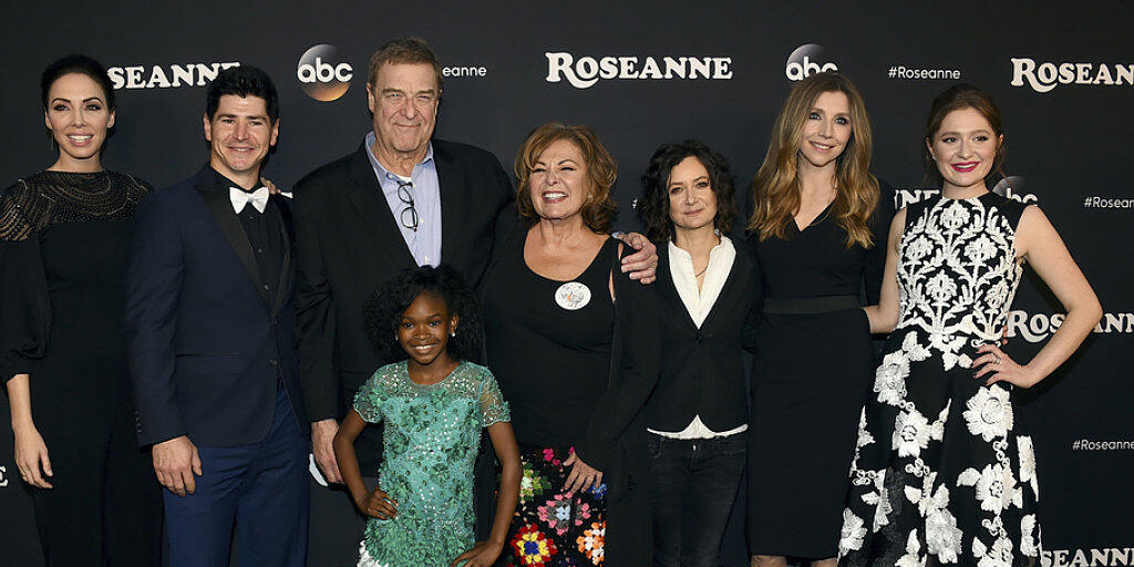 Sender kennt nach rassistischem Tweet kein Pardon: Die Familie Conner kehrt im Herbst ins Fernsehen zurück - allerdings ohne die bisherige Hauptfigur Roseanne Barr (Mitte).
