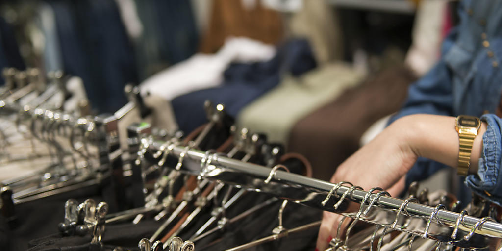 Leere Geschäfte statt volle Kleiderständer: Die Modekette Yendi steckt in ernsthaften finanziellen Schwierigkeiten. Die Gewerkschaft Unia verlangt Informationen und Garantien für das Personal. (Symbolbild)