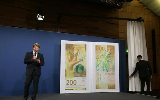 Die neue 200er-Note wird am 15.8.2018 von SNB-Vizepraesident Fritz Zurbruegg praesentiert.
