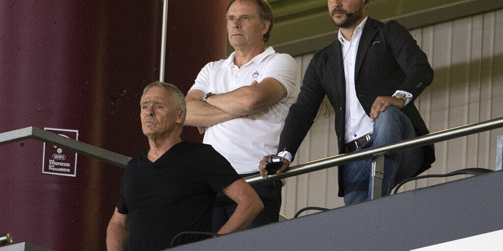 Alain Geiger (Mitte) wird sich das Spiel seiner Mannschaft am Sonntag in St. Gallen von der Tribüne aus ansehen müssen