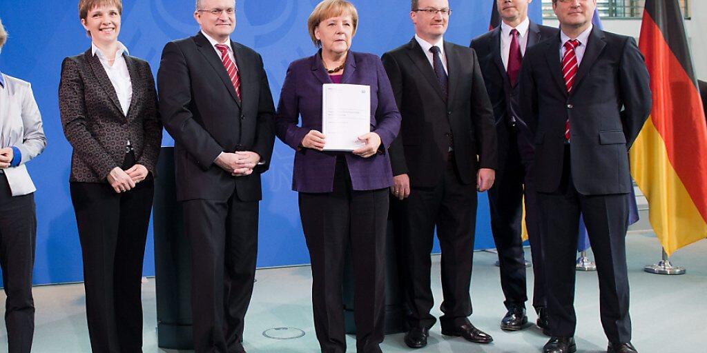 Der Ökonom Lars Feld (dritter von rechts), Chef der deutschen Wirtschaftsweisen, die die Regierung in Wirtschaftsthemen berät, ist gegen die Vergemeinschaftung von Schulden in der EU. (Archivbild)