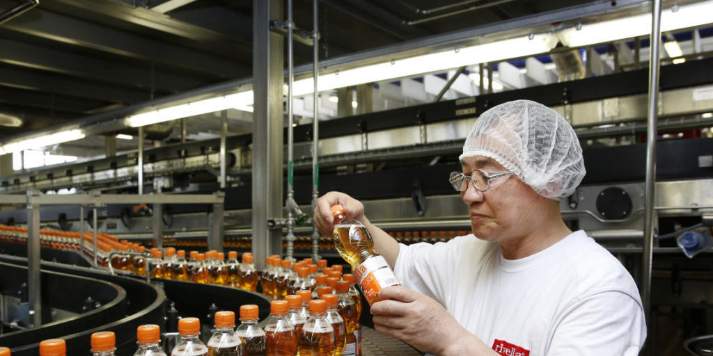 Ein Produktionsmitarbeiter bei der Abfüllung von Rivella Pfirsich: Obwohl mehr davon exportiert wurde, erwirtschaftete das Unternehmen mit dem Ausland weniger Umsatz. (Archivbild)