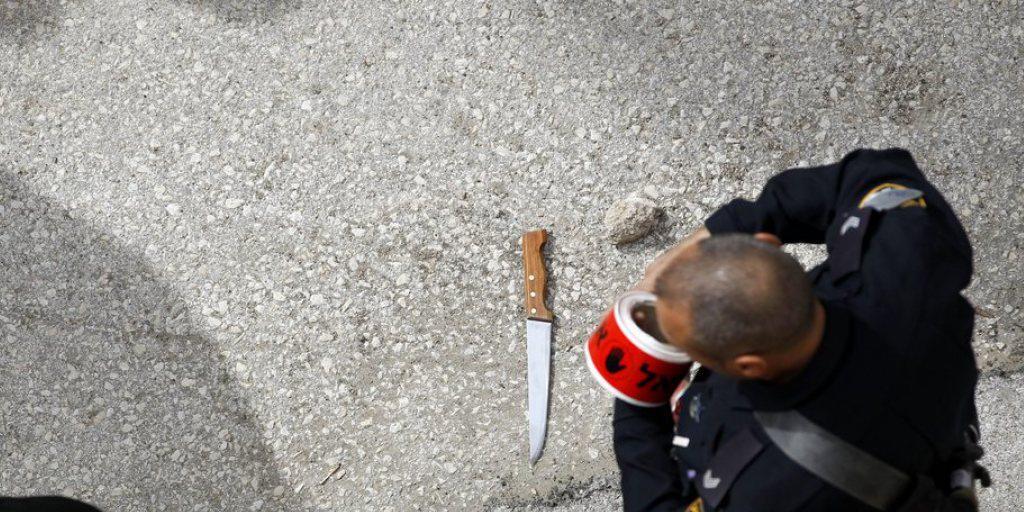 Ein israelische Polizist sichert den Tatort nach einer Messerattacke eines Palästinensers in Hebron. Die Zahl politisch motivierter Attacken auf Israelis hat in den vergangenen Monaten stark zugenommen. Ein israelische Polizist sichert den Tatort nach einer Messerattacke eines Palästinensers in Hebron. Die Zahl politisch motivierter Attacken auf Israelis hat in den vergangenen Monaten stark zugenommen.