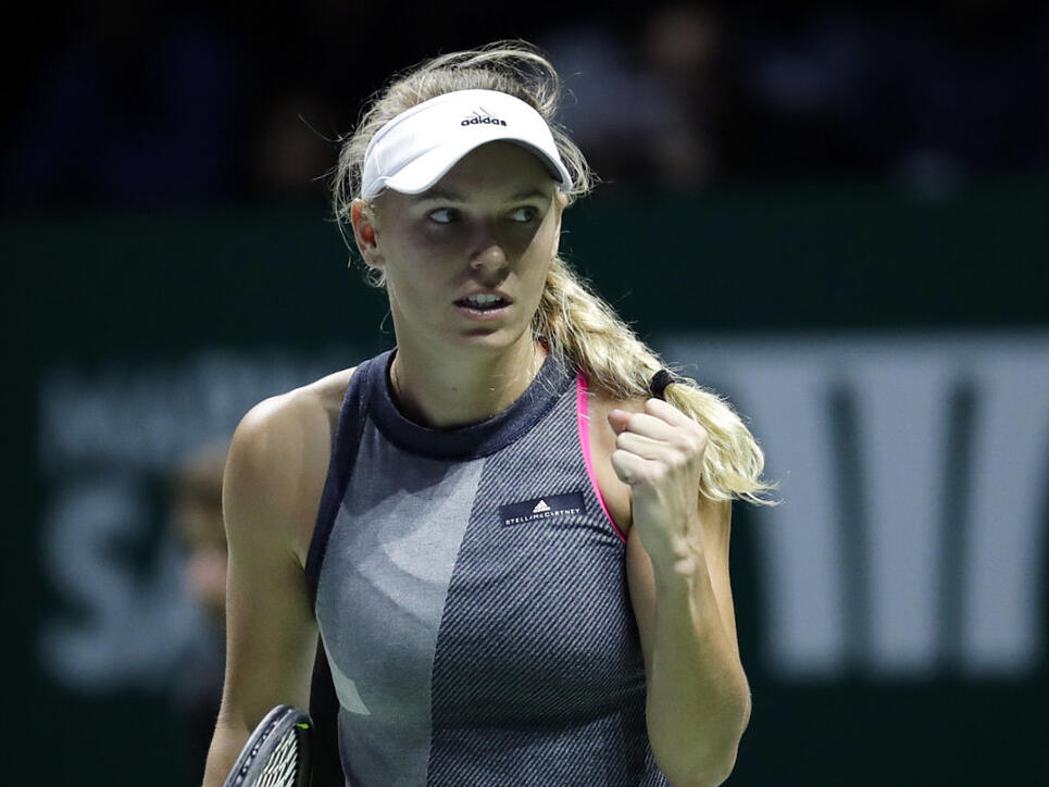 Da kommt die Faust: Caroline Wozniacki pusht sich zu ihrem ersten Sieg über Venus Williams