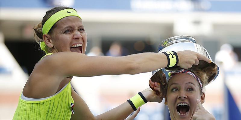 Lucia Safarova und Bethanie Mattek-Sands freuen sich über ihren Titel im Frauen-Doppel am US Open in New York