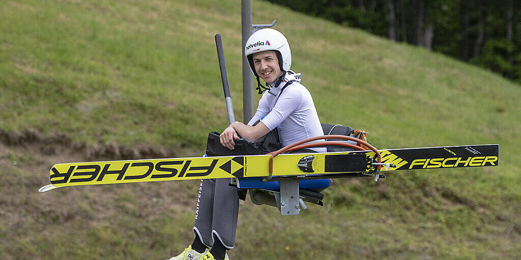 In der kleinen Seilbahn auf dem Weg nach oben: Simon Ammann in Einsiedeln In der kleinen Seilbahn auf dem Weg nach oben: Simon Ammann in Einsiedeln