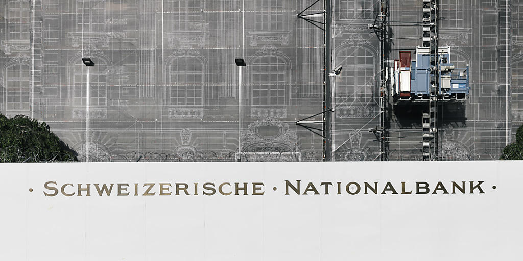 Der starke Franken ist und bleibt eine der grossen Baustellen für die SNB. Zwar reduzierte der stärkere Dollar im vergangenen Jahr den Druck auf den Franken etwas. Wegen des schwachen Euros musste die SNB aber immer noch Devisen in Milliardenhöhe kaufen.