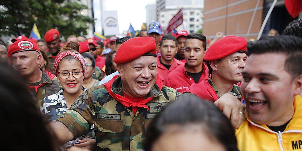 Der regierungstreue Funktionär Diosdado Cabello (Mitte) ist am Dienstag zum Vorsitzenden der Verfassungsgebenden Versammlung in Venezuela gewählt worden. (Archivbild)
