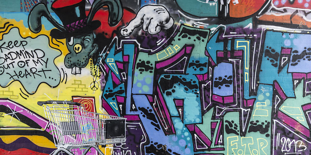 Wegen eines Graffitis könnte ein in der Schweiz geborener Ausländer künftig ausgeschafft werden, wenn er wegen eines anderen leichten Deliktes vorbestraft ist. Die Gegner der Durchsetzungsinitiative sehen den Rechtsstaat gefährdet. (Archivbild)