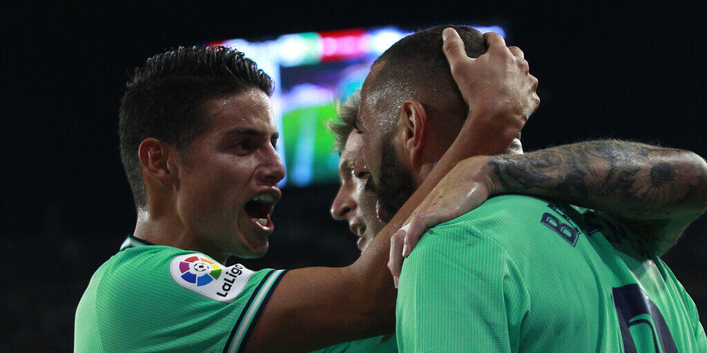 Karim Benzema (rechts) freut sich mit James Rodriguez über das entscheidende Tor