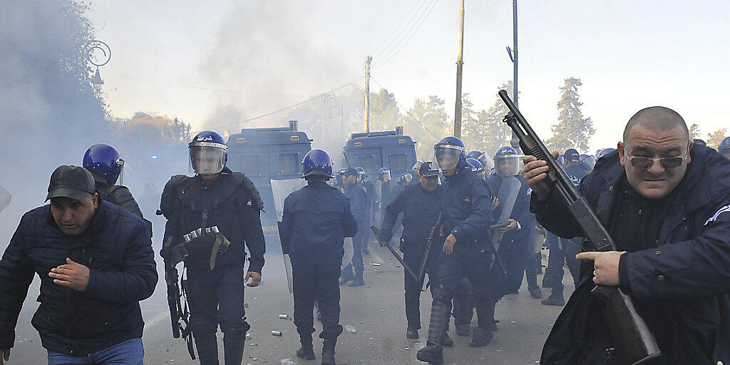 Die Polizei löste eine Demonstration in Algier mit Wasserwerfern und Tränengas auf.