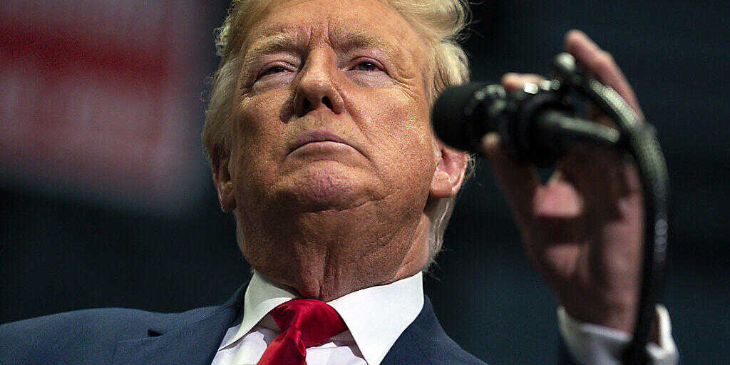 ARCHIV - Donald Trump, Präsident der USA, spricht während einer Wahlkampfkundgebung im Bojangles Coliseum. US-Präsident Donald Trump findet sich im Licht klassischer Glühbirnen schöner als bei modernen Energiesparlampen. Foto: Evan Vucci/AP/dpa ARCHIV - Donald Trump, Präsident der USA, spricht während einer Wahlkampfkundgebung im Bojangles Coliseum. US-Präsident Donald Trump findet sich im Licht klassischer Glühbirnen schöner als bei modernen Energiesparlampen. Foto: Evan Vucci/AP/dpa