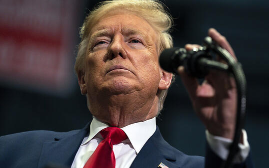 ARCHIV - Donald Trump, Präsident der USA, spricht während einer Wahlkampfkundgebung im Bojangles Coliseum. US-Präsident Donald Trump findet sich im Licht klassischer Glühbirnen schöner als bei modernen Energiesparlampen. Foto: Evan Vucci/AP/dpa