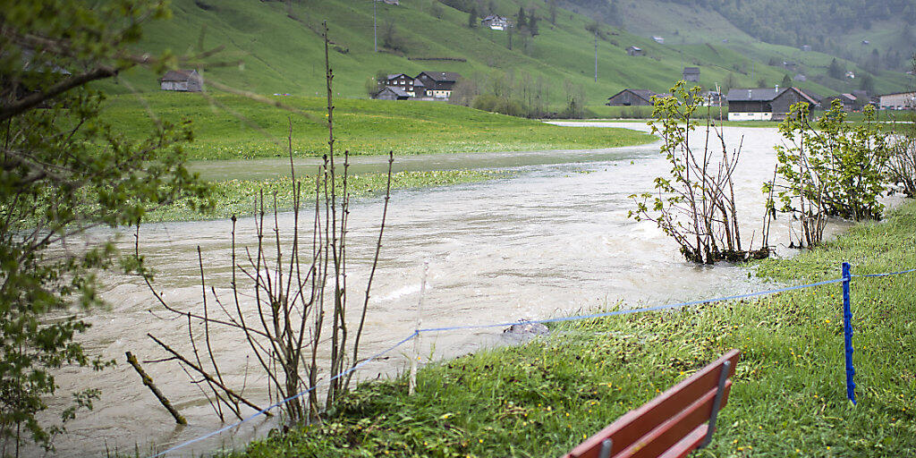 Nasse Füsse für Spaziergänger in Alt St. Johann SG: Die Thur führt Hochwasser und ist am Dienstag stellenweise über die Ufer getreten.