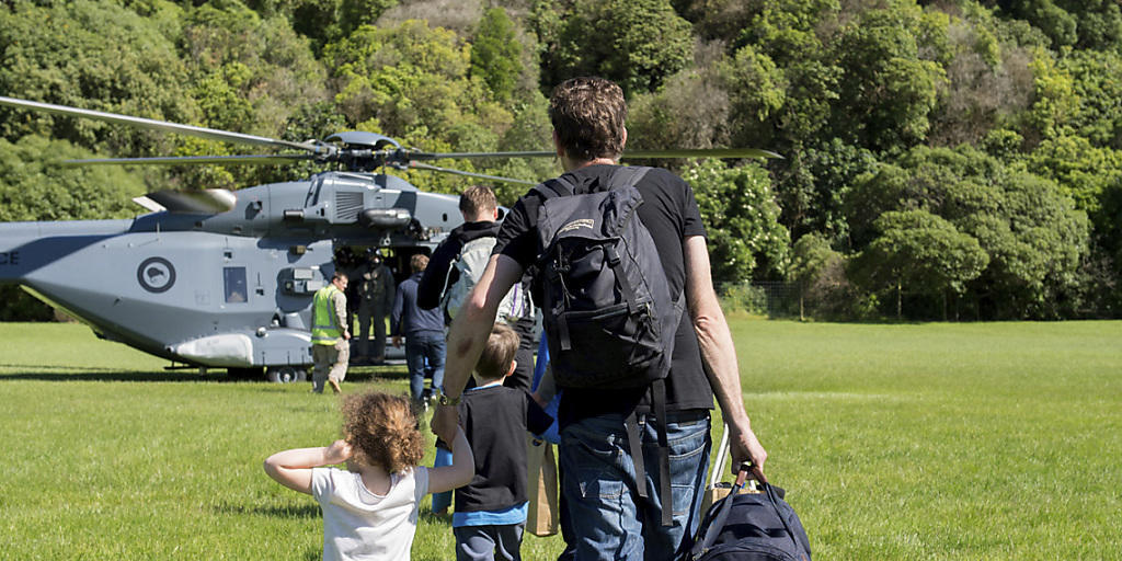 Touristen werden nach dem Erdbeben aus dem neuseeländischen Ferienort Kaikoura ausgeflogen.
