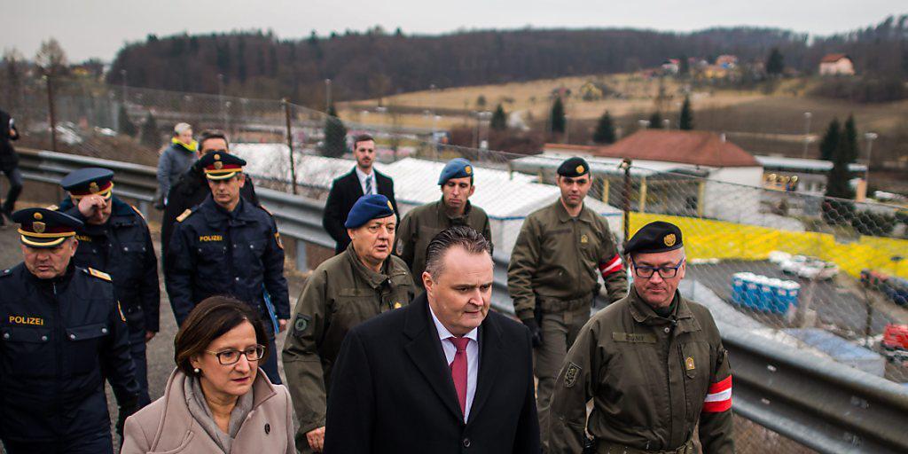 Österreichs Innenministerin Johanna Mikl-Leitner und Verteidigungsminister Hans Peter Doskozil an der österreichisch-slowenischen Grenze