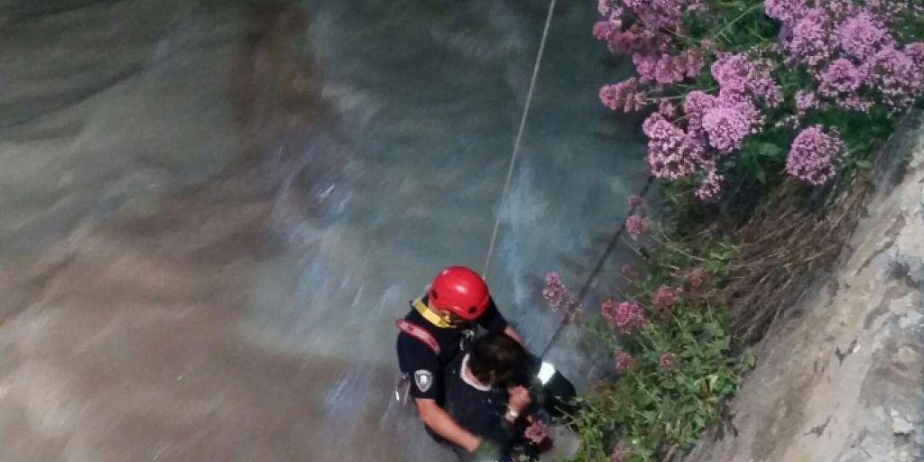 Mit einer provisorischen Seilsicherung und einem Hubretter wurde am Wochenende ein Mann aus dem Bünder Bergfluss Plessur gerettet.