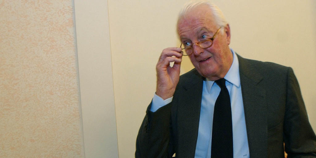 Der französische Modeschöpfer Hubert de Givenchy feiert am 20. Februar 2017 den 90. Geburtstag. Das Bild zeigt ihn an einer Medienkonferenz 2002 in Budapest. (Archiv) Der französische Modeschöpfer Hubert de Givenchy feiert am 20. Februar 2017 den 90. Geburtstag. Das Bild zeigt ihn an einer Medienkonferenz 2002 in Budapest. (Archiv)