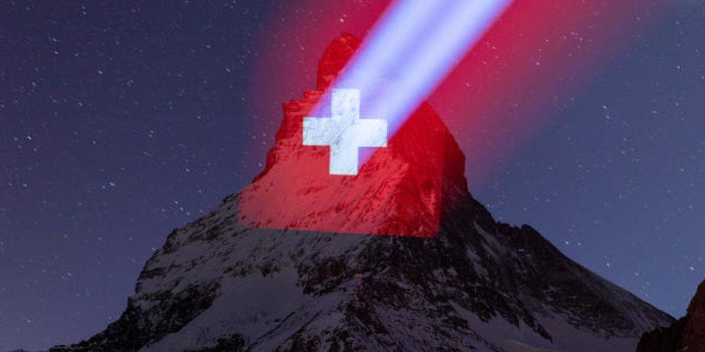Täglich zwischen Sonnenuntergang und 23 Uhr wird das Matterhorn beleuchtet - als Zeichen der Hoffnung in der Corona-Krise.