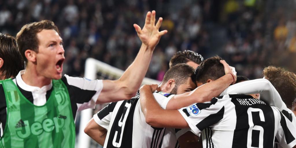 Verteidiger Stephan Lichtsteiner jubelt nach einem Treffer seines Juventus-Mitspielers Sami Khedira (Nummer 6)