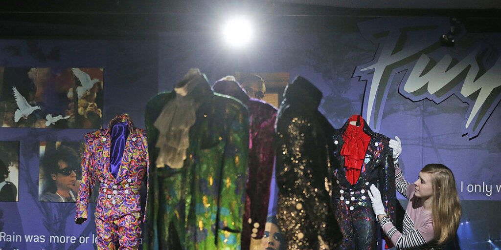 Wie ein Puppenhaus der Prince-Welt: In der Ausstellung "My Name Is Prince" in London sind Hunderte Kleider und andere Habseligkeiten des verstorbenen Musikers zu sehen.
