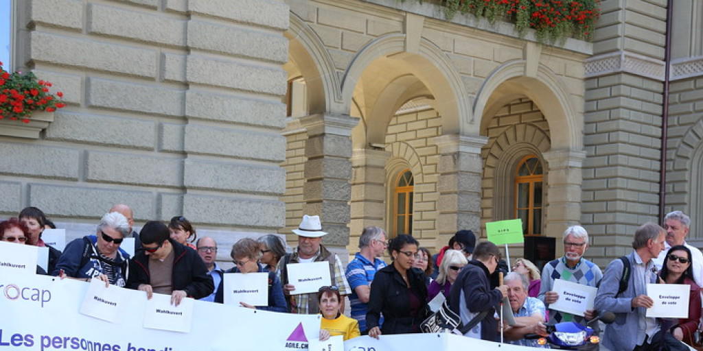 Rund 70 Personen forderten vor dem Bundeshaus gleiche politische Rechte für Menschen mit Behinderungen.