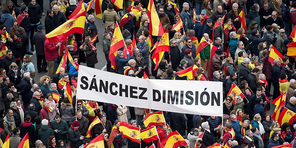 Am bislang grössten Protest in Spanien gegen die sozialdemokratische Regierung von Ministerpräsident Pedro Sanchez haben zehntausende Spanier am Sonntag in Madrid teilgenommen.