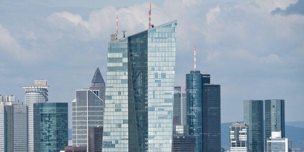 Die Skyline von Frankfurt am Main, wo die Deutsche Börse ihren Sitz hat. (Archiv)