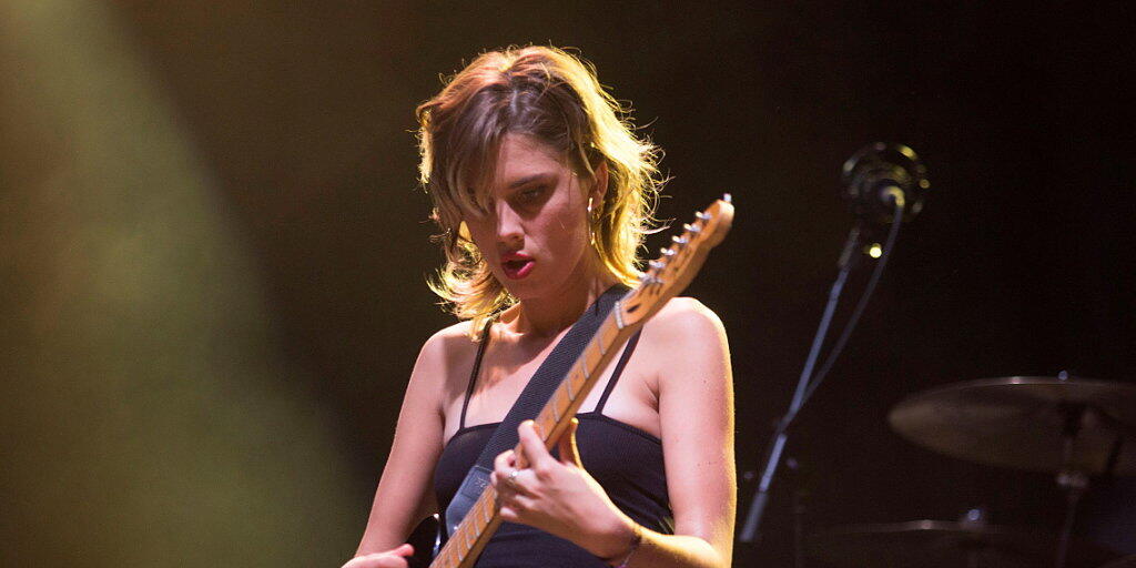 Sängerin und Gitarristin Ellie Rowsell der britischen Indie-Rockband Wolf Alice. (Archivbild)