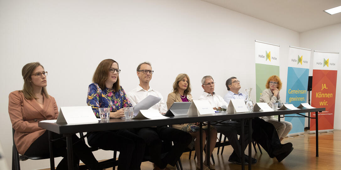 Die Köpfe hinter der Initiative «HalbeHalbe»: Hannah Blecha, Corina Vogt-Beck, Remo Looser, Martina Haas, Walter Kranz, Roland Marxer und Jnes Rampone-Wanger (v.l.).