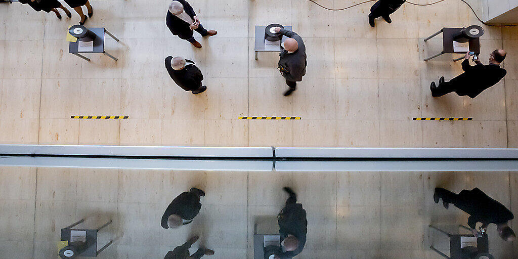 dpatopbilder - Ein Abgeordneter stimmt bei der namentlichen Schlussabstimmung über das Haushaltsgesetz 2021 im Bundestag ab. Foto: Christoph Soeder/dpa dpatopbilder - Ein Abgeordneter stimmt bei der namentlichen Schlussabstimmung über das Haushaltsgesetz 2021 im Bundestag ab. Foto: Christoph Soeder/dpa