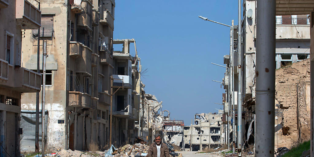 Für viele syrische Städte kommen Friedensverhandlungen zu spät - wie für die westsyrische Grossstadt Homs, wo das Zentrum vollkommen zerstört ist (Aufnahme vom 26. Februar dieses Jahres). Für viele syrische Städte kommen Friedensverhandlungen zu spät - wie für die westsyrische Grossstadt Homs, wo das Zentrum vollkommen zerstört ist (Aufnahme vom 26. Februar dieses Jahres).
