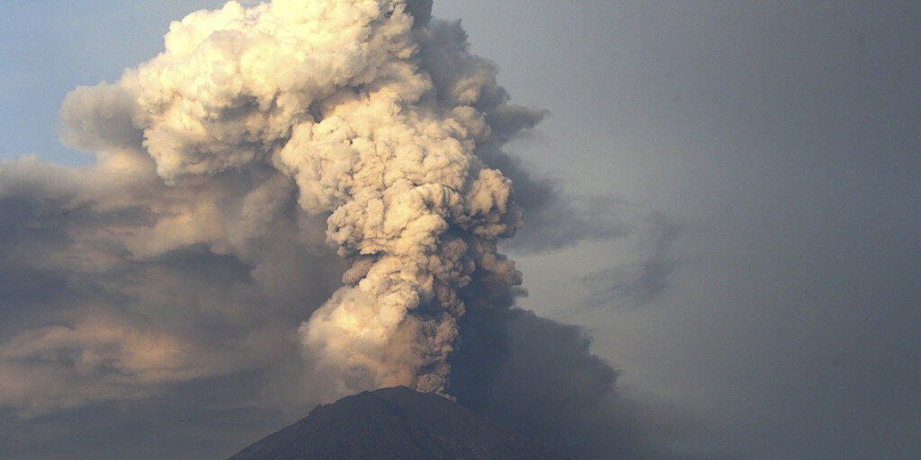 Der Vulkan Mount Agung stiess auch am Dienstag Rauch- und Aschewolken aus