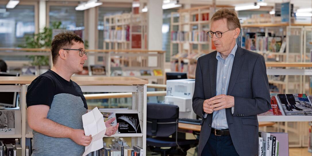 Interview Bibliotheksleiter Wilfried Oehry, in der Landesbibliothek Vaduz #n&auml;herdran