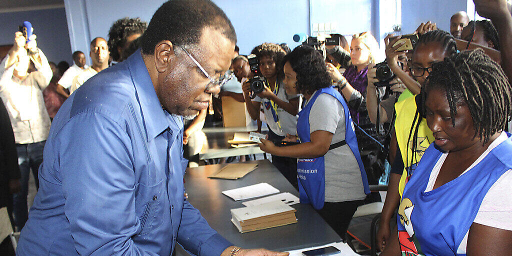 Der amtierende Präsident Hage Geingob gibt seine Stimme ab.