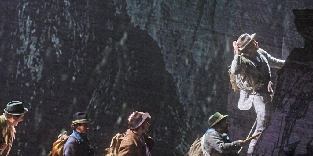 Die singenden Bergsteiger am Matterhorn - Szene aus dem Musical "Matterhorn" von Michael Kunze und Albert Hammond, das am Theater St. Gallen uraufgeführt wurde.