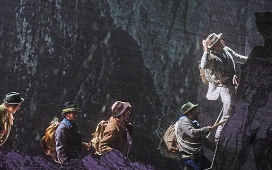 Die singenden Bergsteiger am Matterhorn - Szene aus dem Musical "Matterhorn" von Michael Kunze und Albert Hammond, das am Theater St. Gallen uraufgeführt wurde.