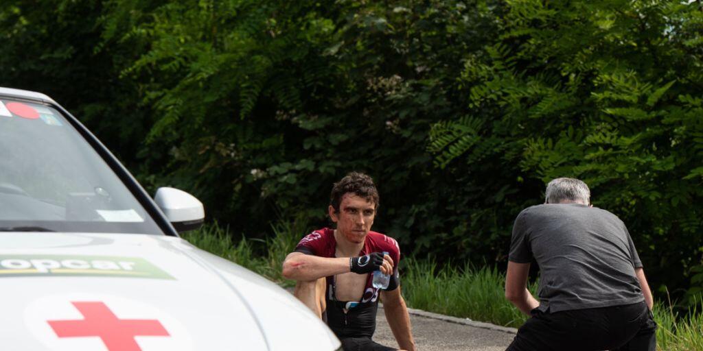 Geraint Thomas sitzt nach seinem Sturz am Boden Geraint Thomas sitzt nach seinem Sturz am Boden