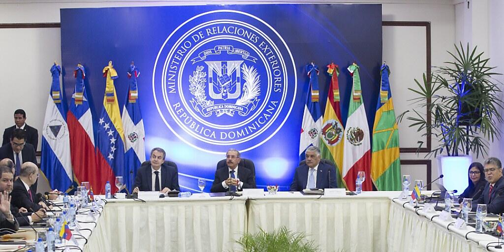 Die Delegationen während der Gespräche in der Dominikanischen Republik. Die Gespräche zwischen Regierung und Opposition Venezuelas brachten aber keine Ergebnisse und wurden vertagt.